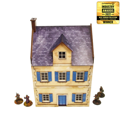Normandy Townhouse 3 – widok frontowy z niebieskimi okiennicami i niebieskimi drzwiami, figurki dla skali po bokach, 28mm Bolt Action
