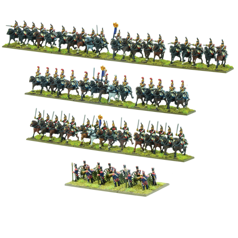 Black Powder Epic Battles Waterloo French Heavy Cavalry Brigade - 4 podstawki kawalerii i artylerii na białym tle: rząd Cuirassiers w stalowych kirysach na ciemnych koniach z szablami i orłem, rząd Carabiniers w miedzianych kirysach z czerwonymi pióropuszami na ciemnych koniach, rząd Dragoons w zielonych mundurach na brązowych koniach oraz podstawka Horse Artillery 6-pdr z 3 armatami i obsługą - Warlord Games 312002003
