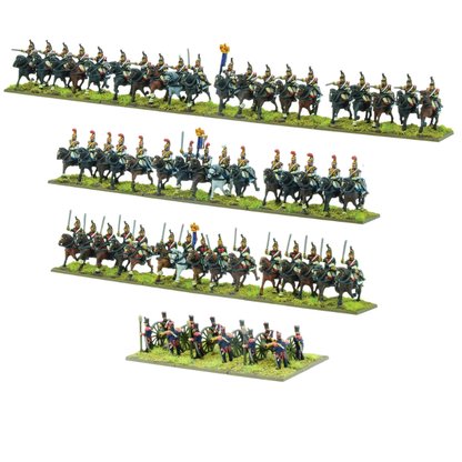 Black Powder Epic Battles Waterloo French Heavy Cavalry Brigade - 4 podstawki kawalerii i artylerii na białym tle: rząd Cuirassiers w stalowych kirysach na ciemnych koniach z szablami i orłem, rząd Carabiniers w miedzianych kirysach z czerwonymi pióropuszami na ciemnych koniach, rząd Dragoons w zielonych mundurach na brązowych koniach oraz podstawka Horse Artillery 6-pdr z 3 armatami i obsługą - Warlord Games 312002003
