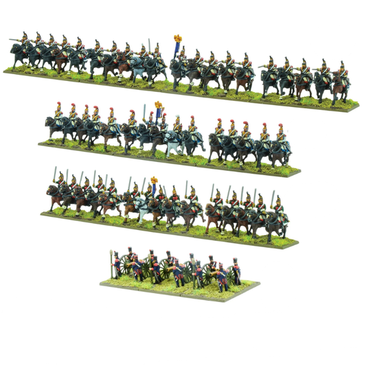Black Powder Epic Battles Waterloo French Heavy Cavalry Brigade - 4 podstawki kawalerii i artylerii na białym tle: rząd Cuirassiers w stalowych kirysach na ciemnych koniach z szablami i orłem, rząd Carabiniers w miedzianych kirysach z czerwonymi pióropuszami na ciemnych koniach, rząd Dragoons w zielonych mundurach na brązowych koniach oraz podstawka Horse Artillery 6-pdr z 3 armatami i obsługą - Warlord Games 312002003
