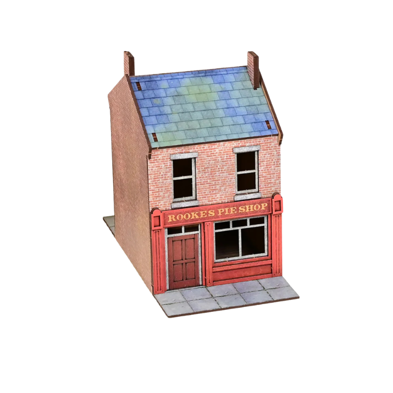 Rooke's Pie Shop GLA013 – widok izometryczny z przodu na 2-piętrowy budynek z czerwoną fasadą sklepu, szyldem "Rookes Pie Shop" i dachem łupkowym, MDF CMYK, 28mm Sarissa Precision

