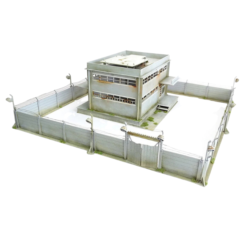 Secure Compound Scenery Set Q023 – widok izometryczny na kompletny zestaw: 2-piętrowy magazyn z lądowiskiem dla helikopterów otoczony murami z reflektorami i bramą wjazdową, surowe MDF, 28mm Sarissa Precision
