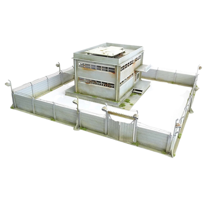 Secure Compound Scenery Set Q023 – widok izometryczny na kompletny zestaw: 2-piętrowy magazyn z lądowiskiem dla helikopterów otoczony murami z reflektorami i bramą wjazdową, surowe MDF, 28mm Sarissa Precision
