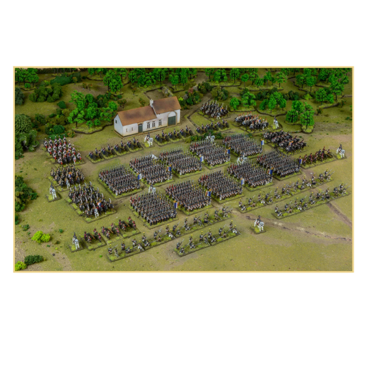 Black Powder Epic Battles Waterloo Bonaparte's French Army Starter Set - panorama rozstawionej armii francuskiej z lotu ptaka: 10 regimentów piechoty liniowej w niebieskich mundurach, 3 jednostki woltyżerów, 6 jednostek kawalerii i 16 armat ustawionych na zielonym stole z drzewami i białym budynkiem Decoster House MDF w centrum - Warlord Games 311512001
