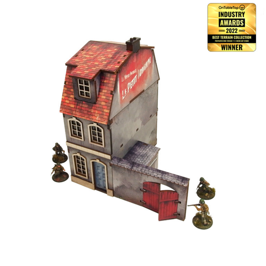 Normandy Townhouse 1 – widok izometryczny z tyłu, zdjęty dach odsłania 2 kondygnacje z żołnierzami WWII, 28mm Bolt Action
