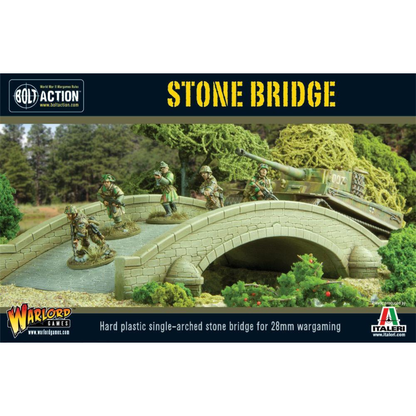 Stone Bridge WG-TER-40 - diorama Bolt Action 28mm z kamiennym mostem: pomalowany beżowy jednoarkowy kamienny most z ceglaną teksturą, balustrada z kamiennymi słupkami, 5 żołnierzy alianckich w mundurach khaki na moście i brzegu, zielony czołg Sherman M4 po prawej, niebieska rzeka pod mostem, gęsty las z drzew w tle, zielone krzewy i czerwone kwiaty na brzegu - STONE BRIDGE żółty napis na górze - Hard plastic single-arched stone bridge for 28mm wargaming - logo Warlord Games i Italeri - Plastic produced by I