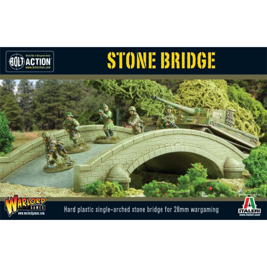 Stone Bridge WG-TER-40 - diorama Bolt Action 28mm z kamiennym mostem: pomalowany beżowy jednoarkowy kamienny most z ceglaną teksturą, balustrada z kamiennymi słupkami, 5 żołnierzy alianckich w mundurach khaki na moście i brzegu, zielony czołg Sherman M4 po prawej, niebieska rzeka pod mostem, gęsty las z drzew w tle, zielone krzewy i czerwone kwiaty na brzegu - STONE BRIDGE żółty napis na górze - Hard plastic single-arched stone bridge for 28mm wargaming - logo Warlord Games i Italeri - Plastic produced by I