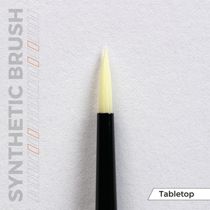 AK Interactive AKB102 Tabletop Synthetic Brushes Set – zbliżenie na włosie pędzla syntetycznego, końcówka ostra