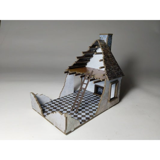 Zrujnowany Dom z Kominkiem 28mm – widok z boku, zawalony dach z krokwiami i drabina wewnątrz, szare tło, SceneryWargames
